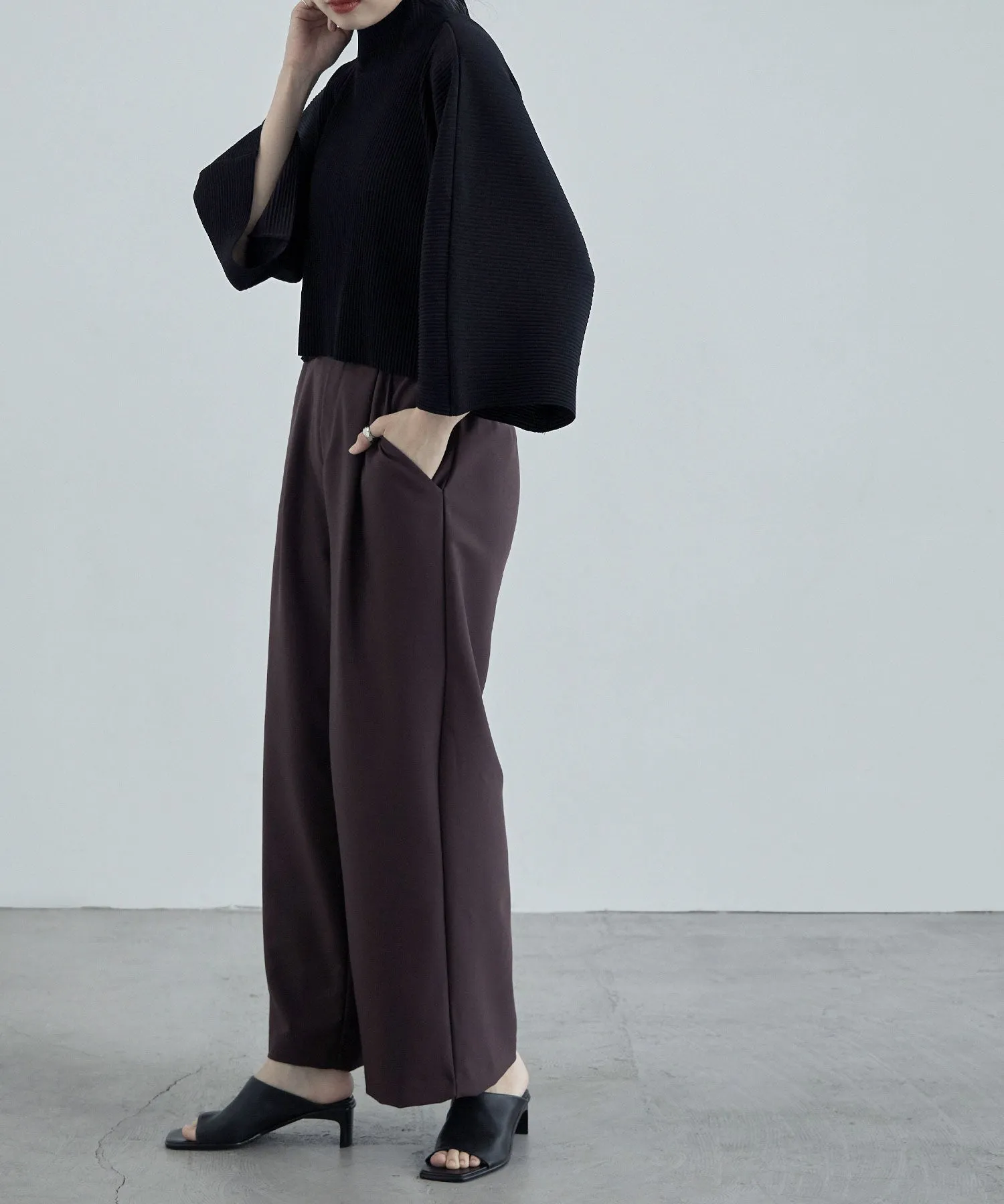 High-neck pleated short tops