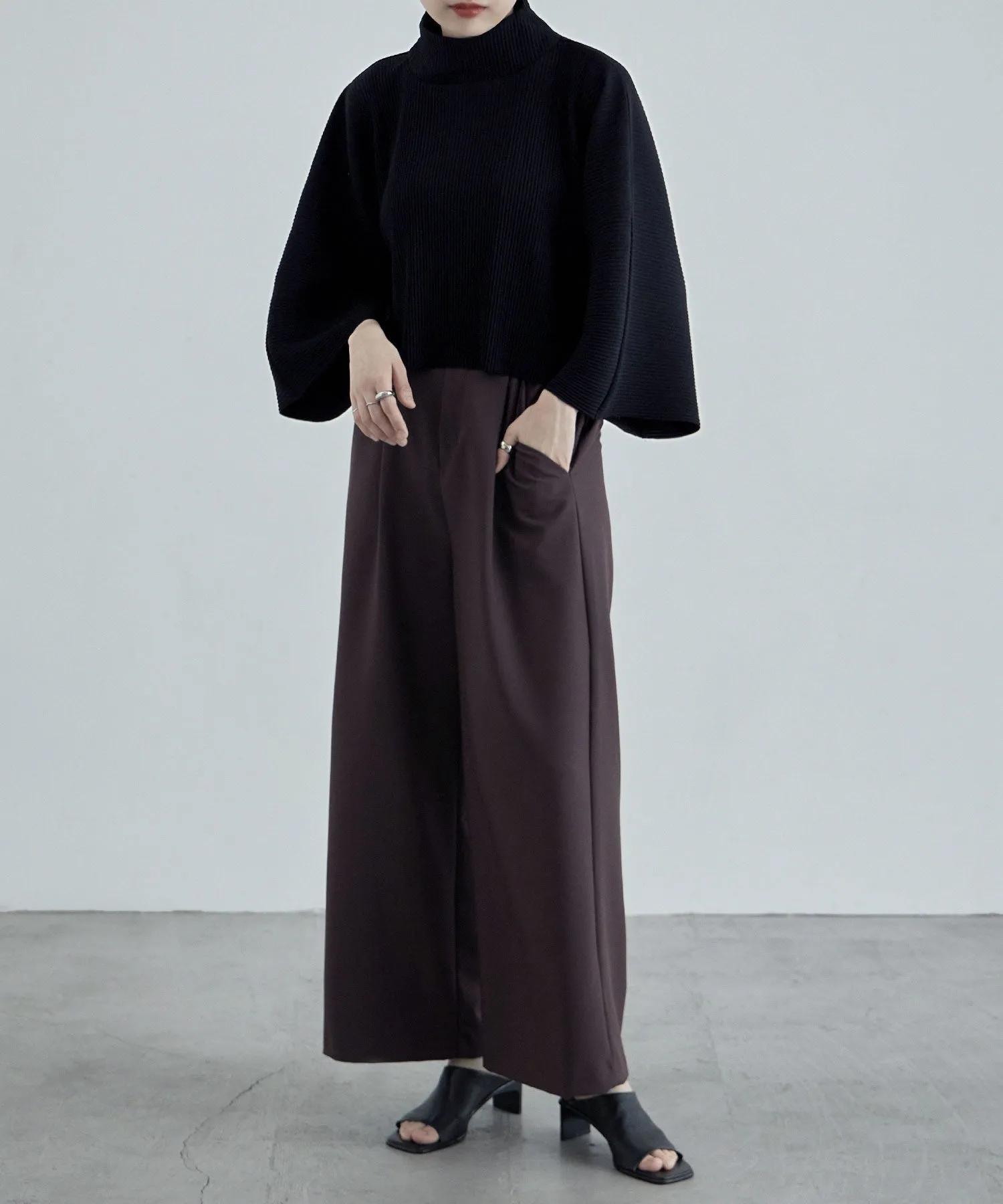 High-neck pleated short tops