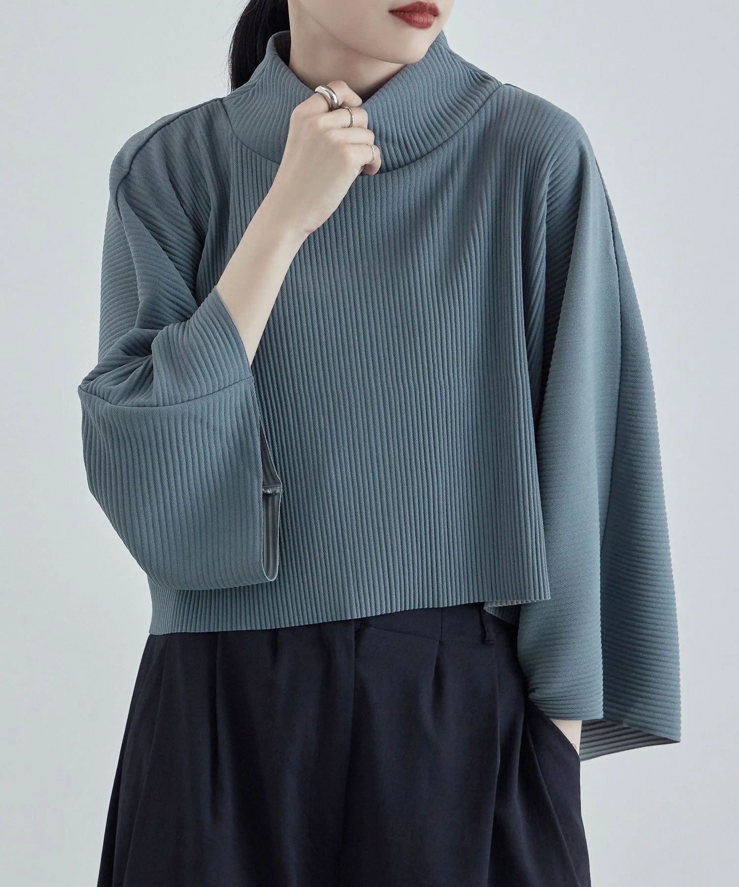 High-neck pleated short tops