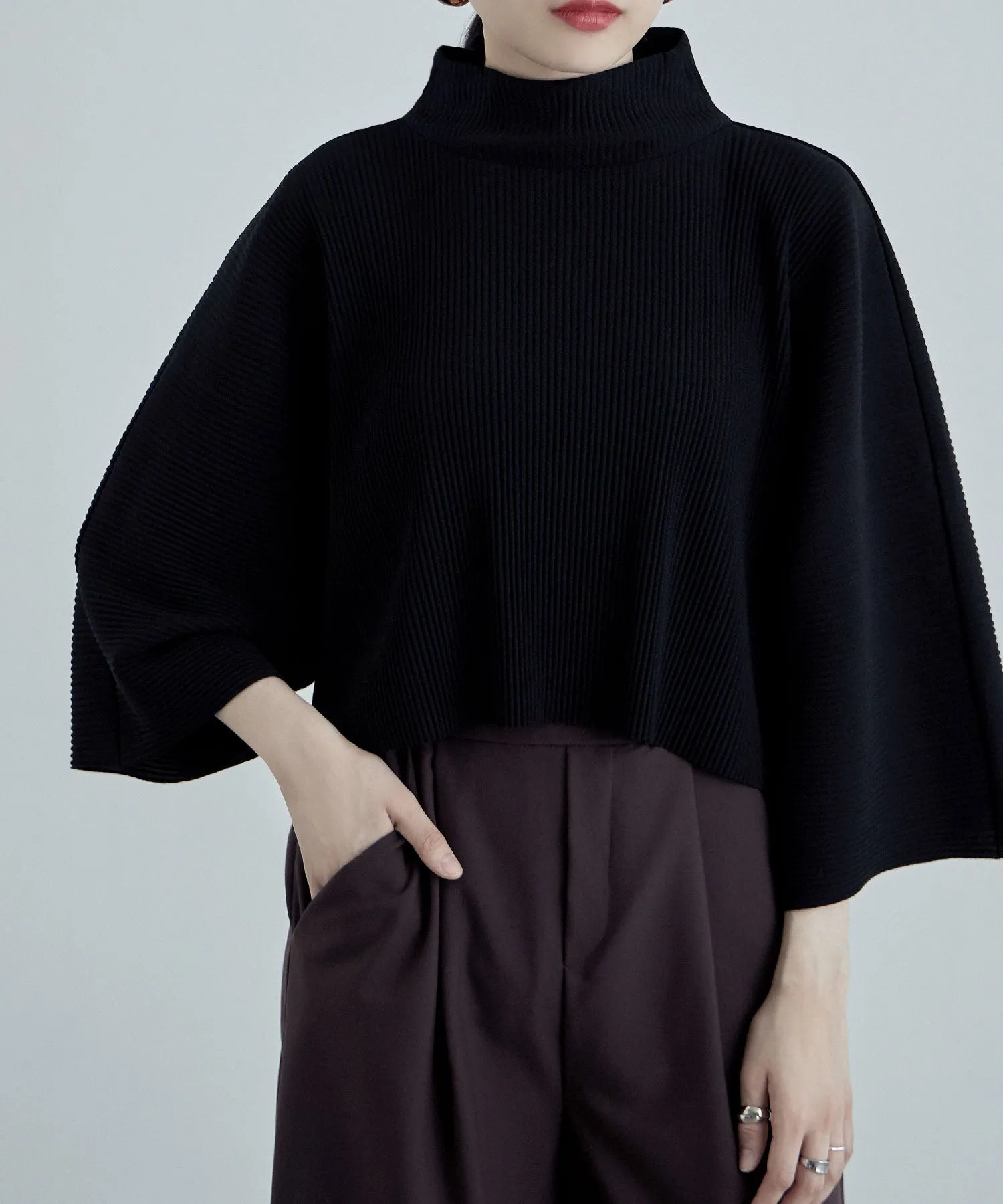 High-neck pleated short tops