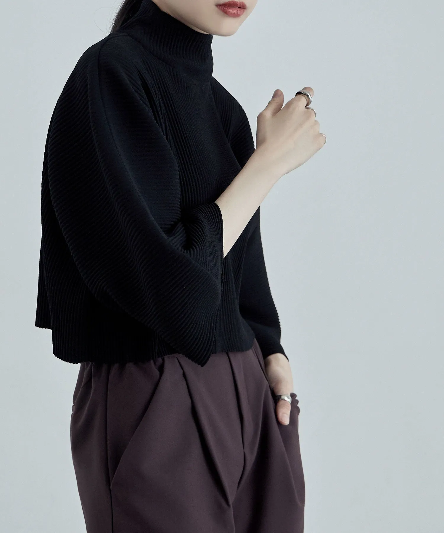 High-neck pleated short tops