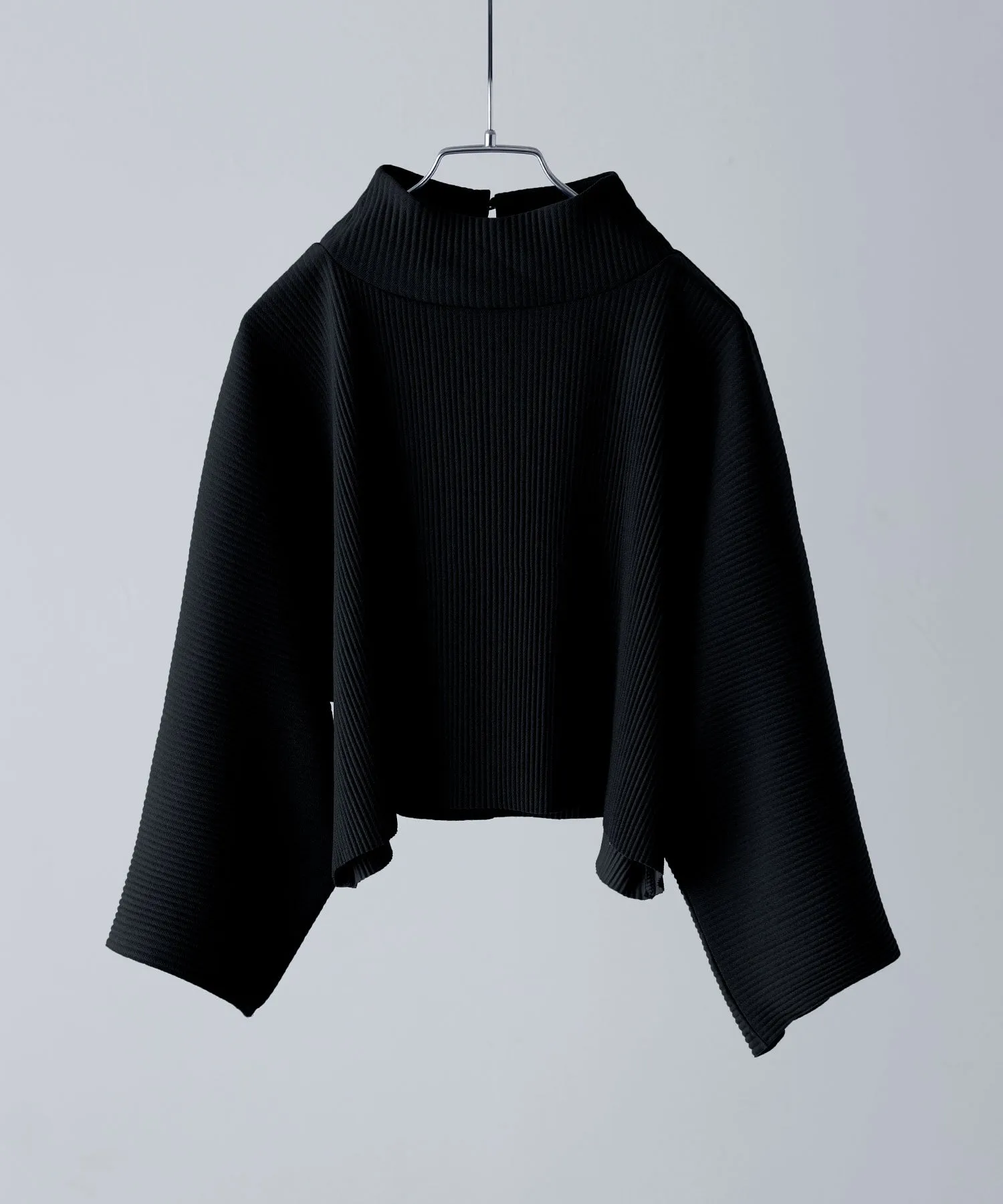 High-neck pleated short tops