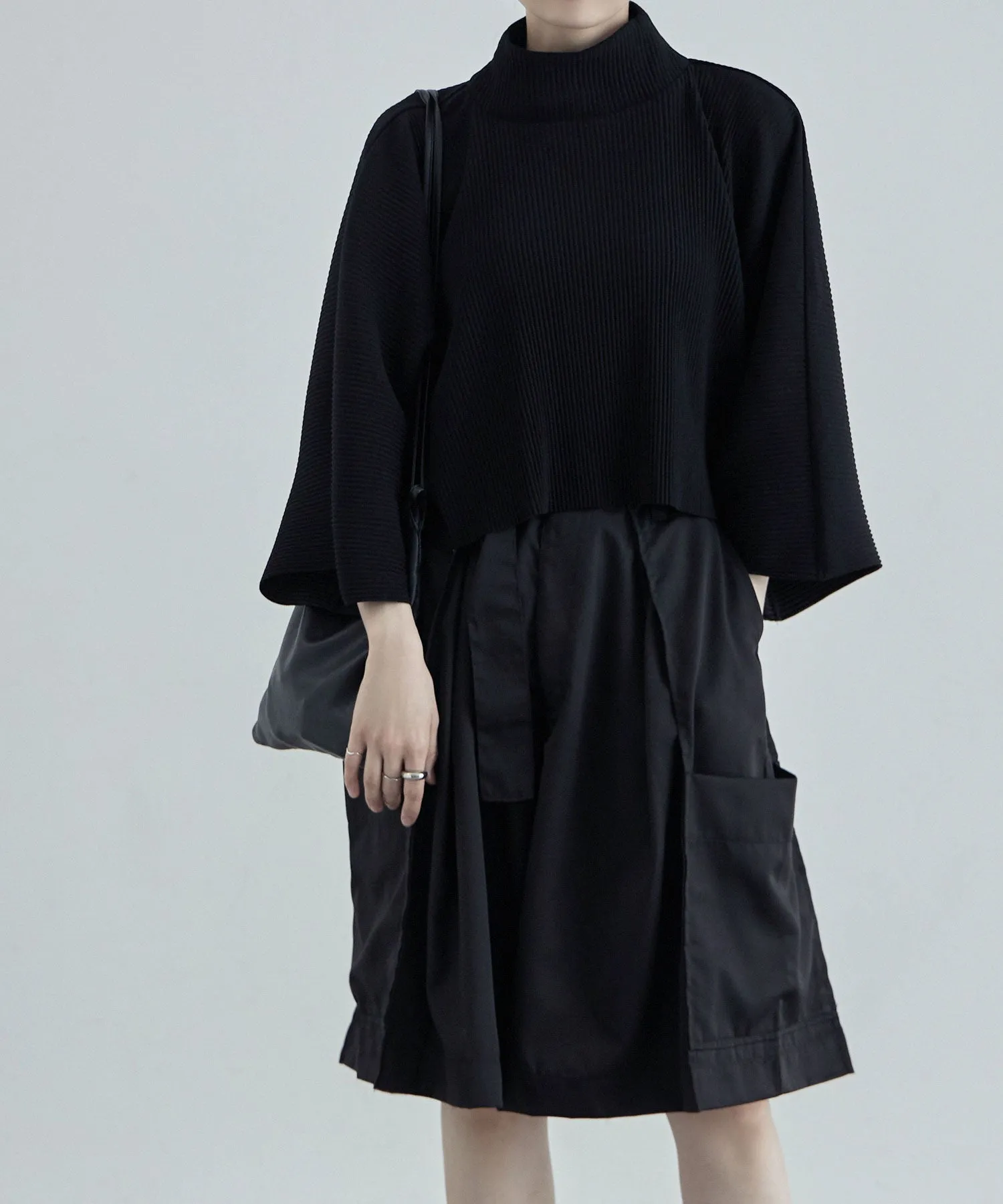High-neck pleated short tops