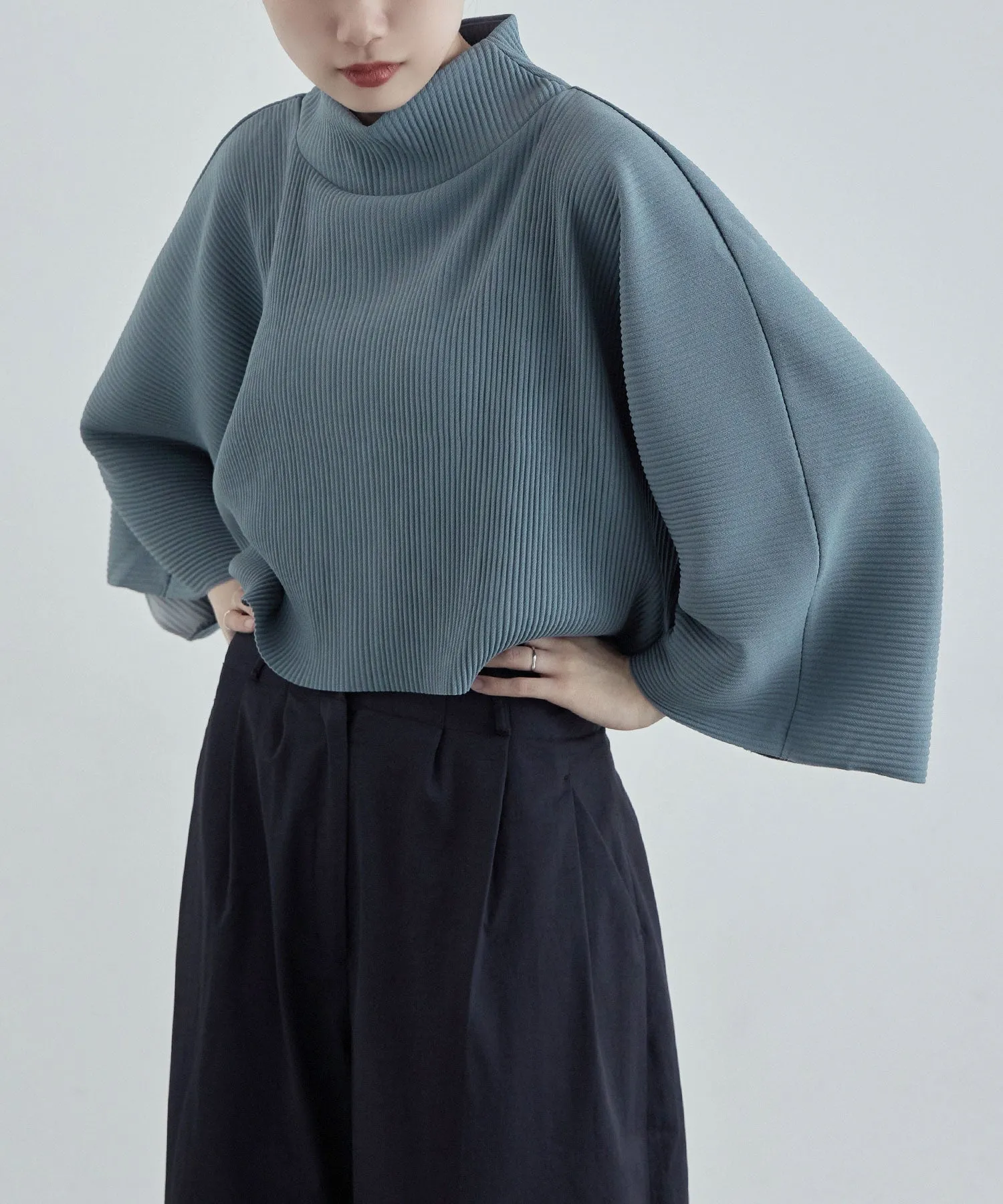 High-neck pleated short tops