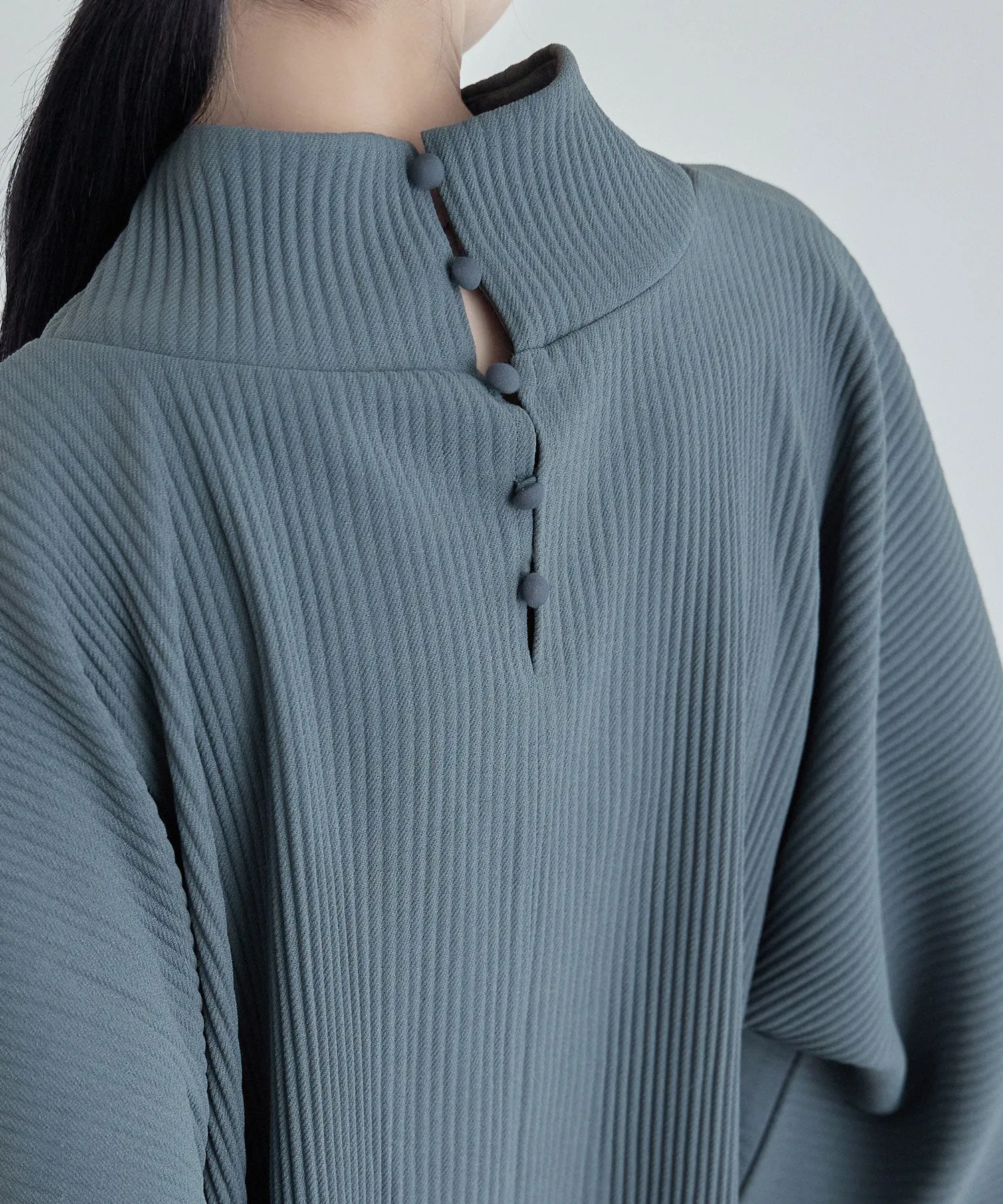 High-neck pleated short tops