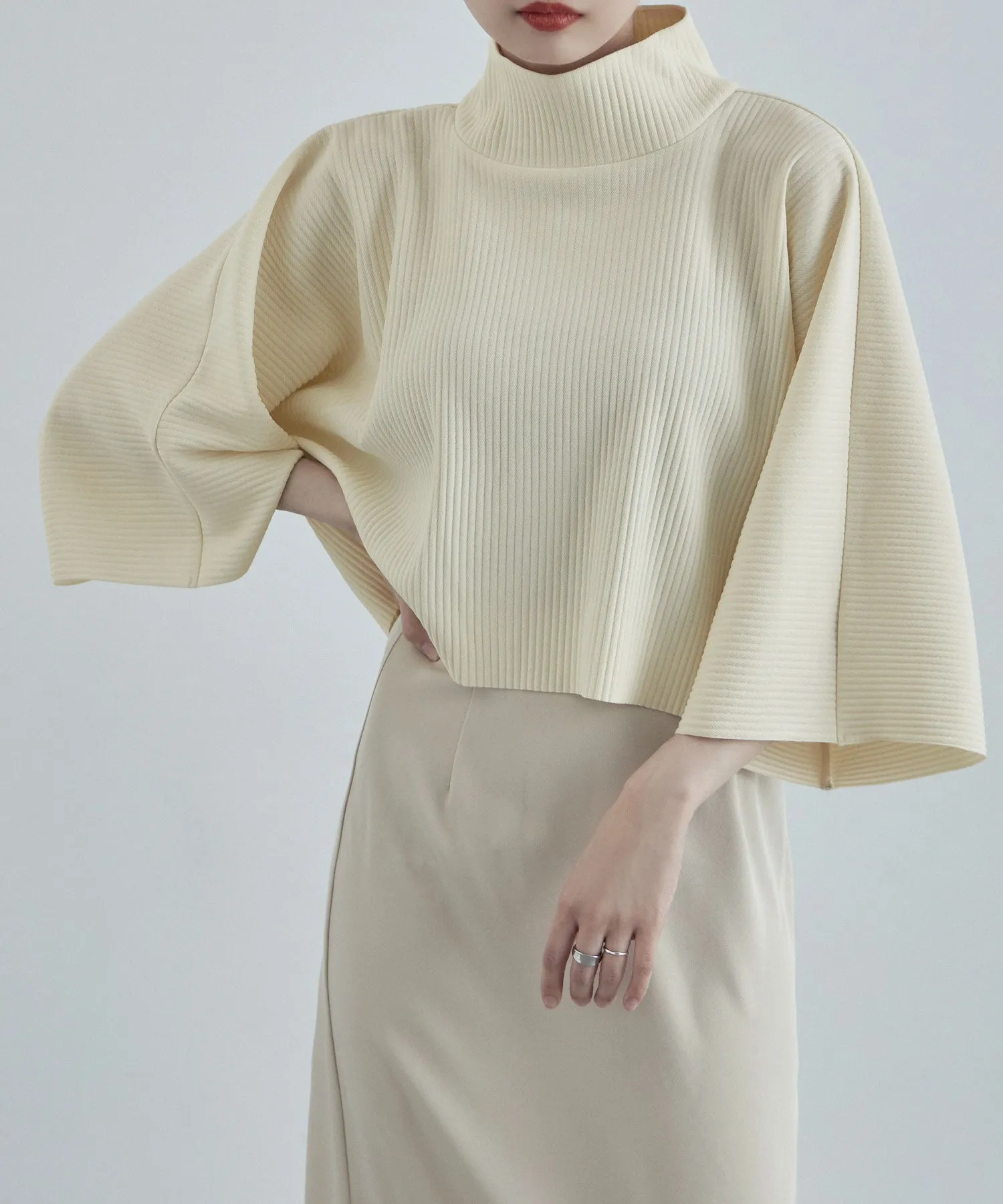 High-neck pleated short tops
