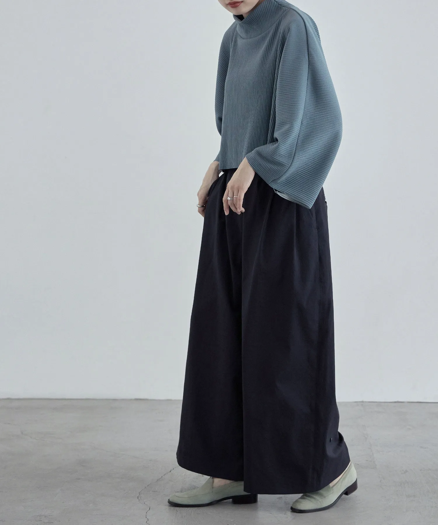 High-neck pleated short tops