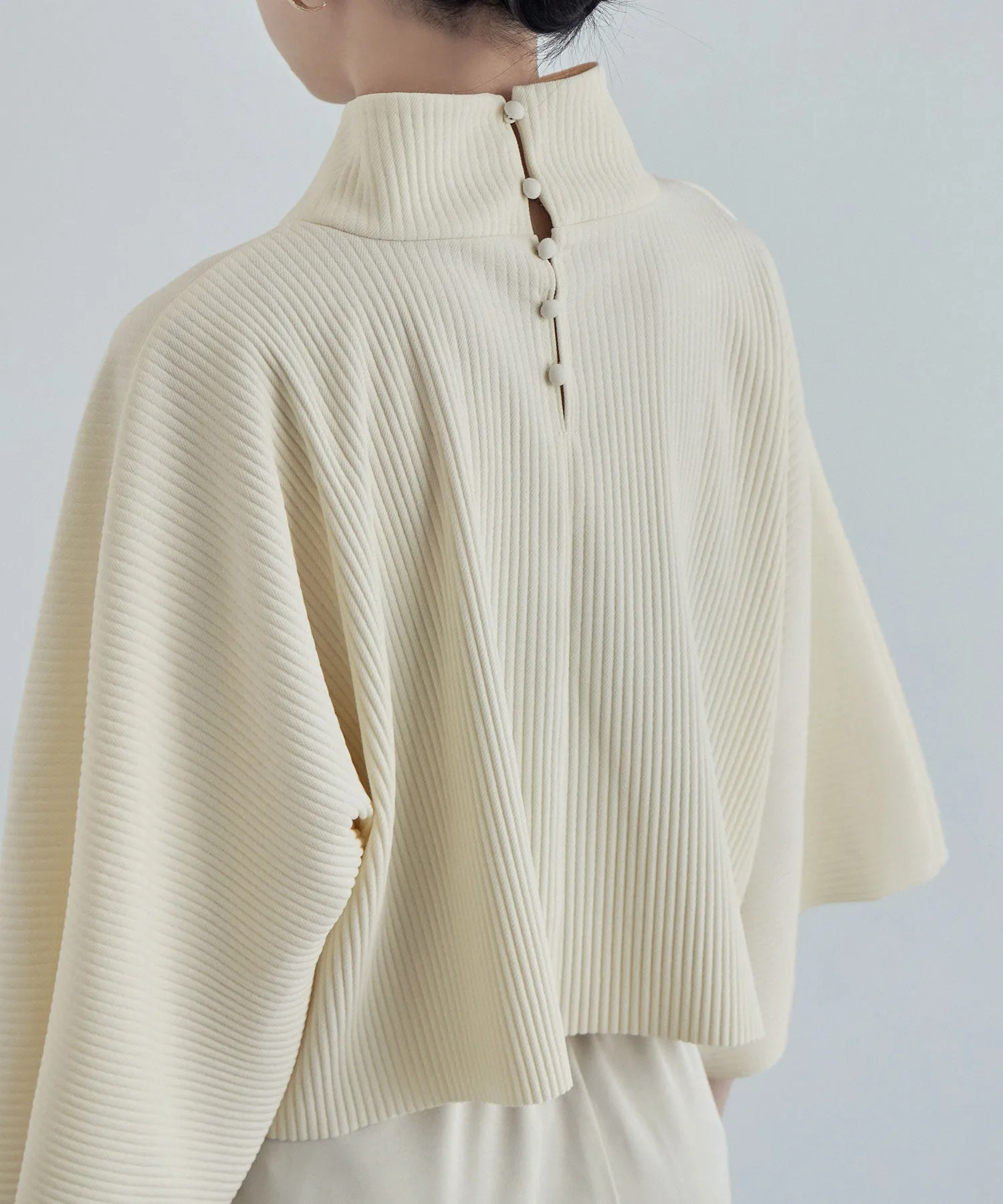 High-neck pleated short tops