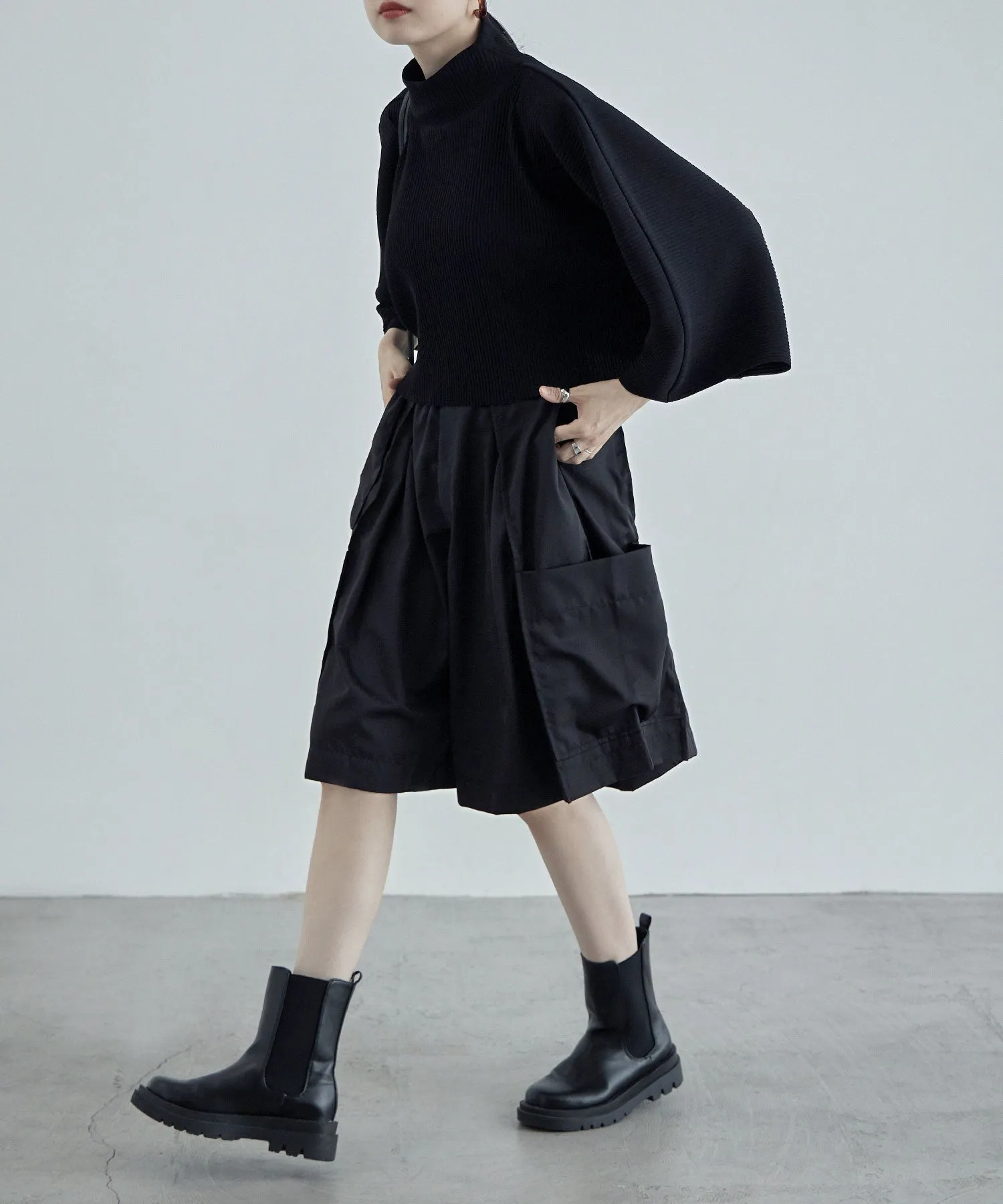 High-neck pleated short tops
