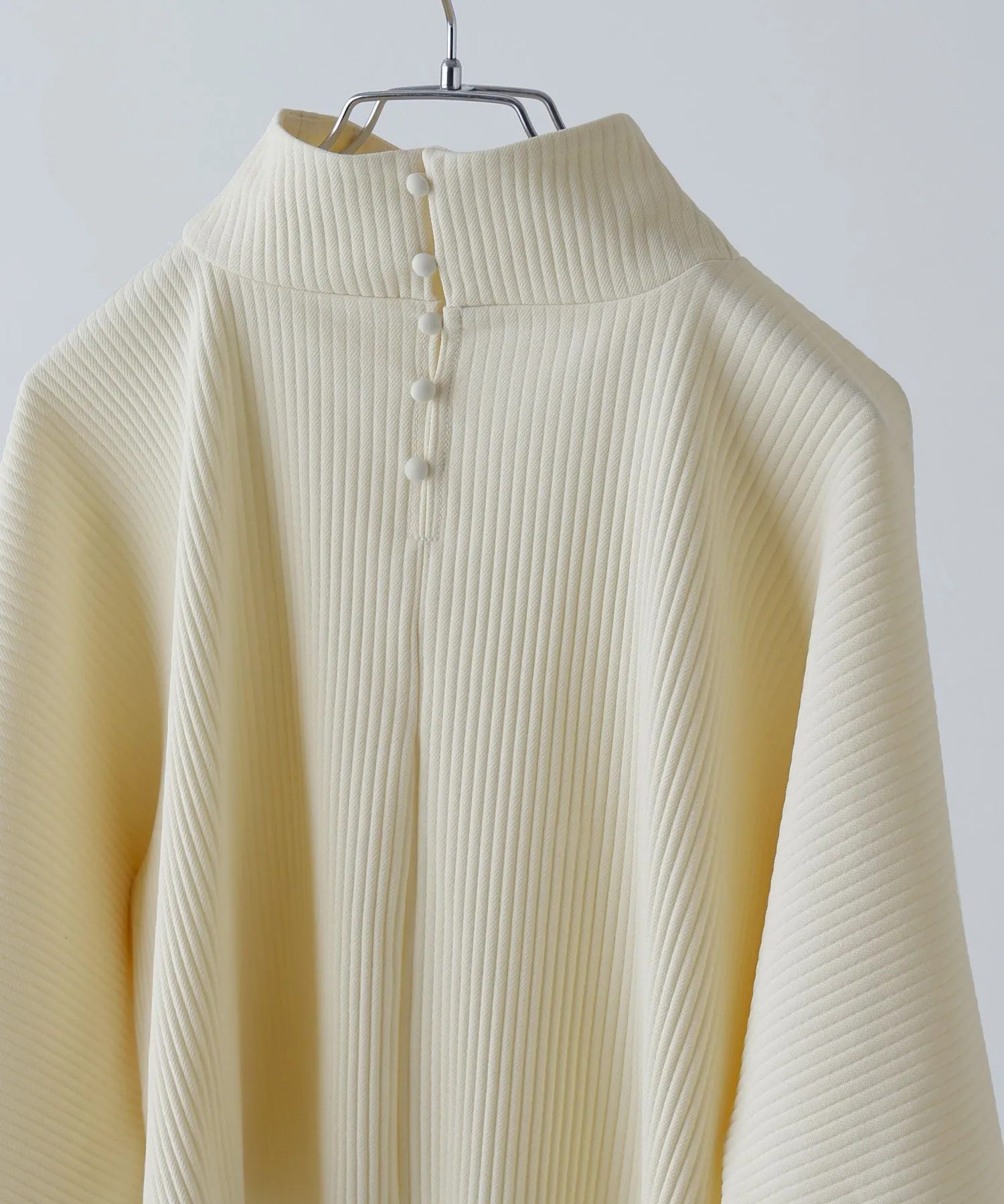 High-neck pleated short tops