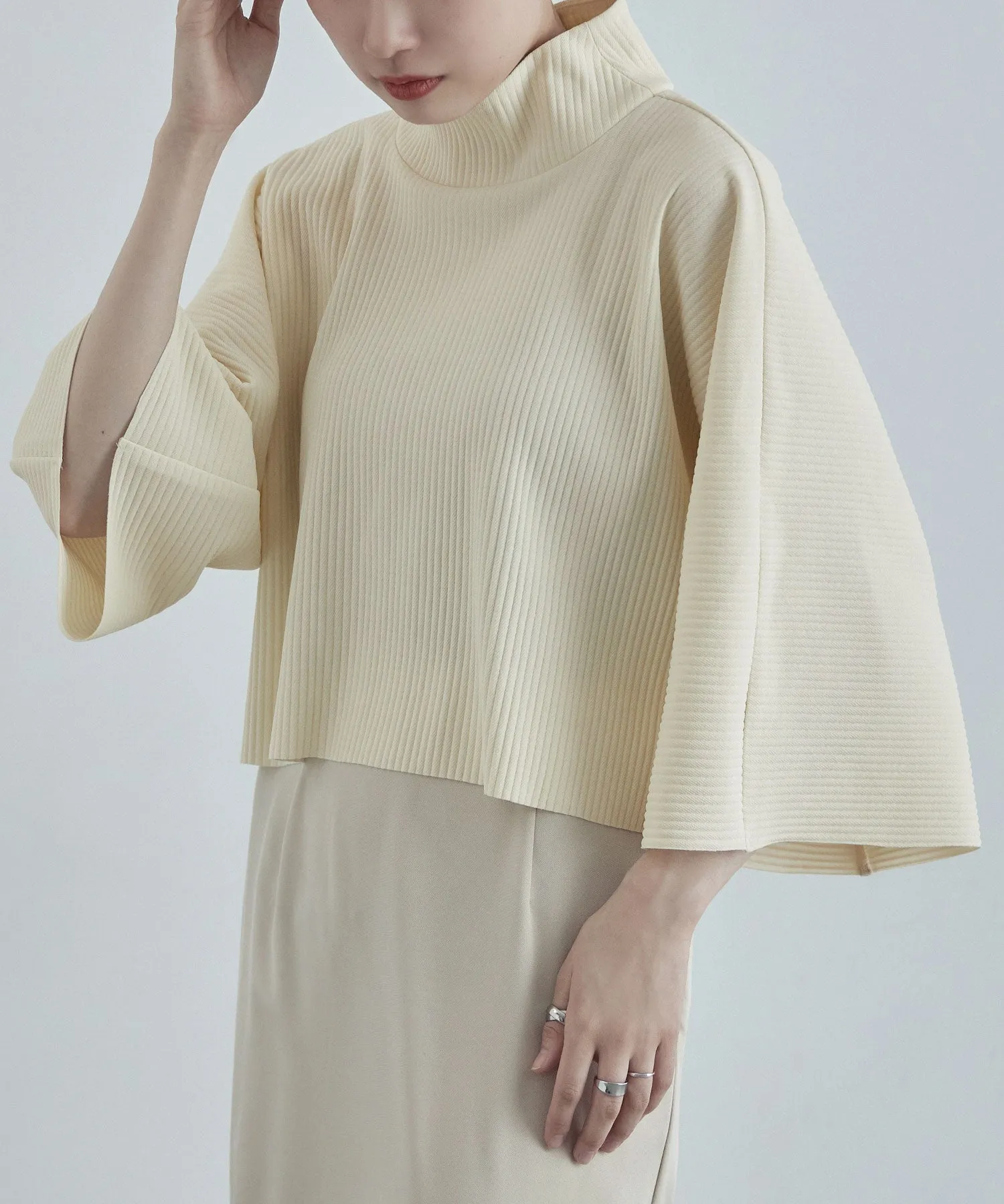 High-neck pleated short tops