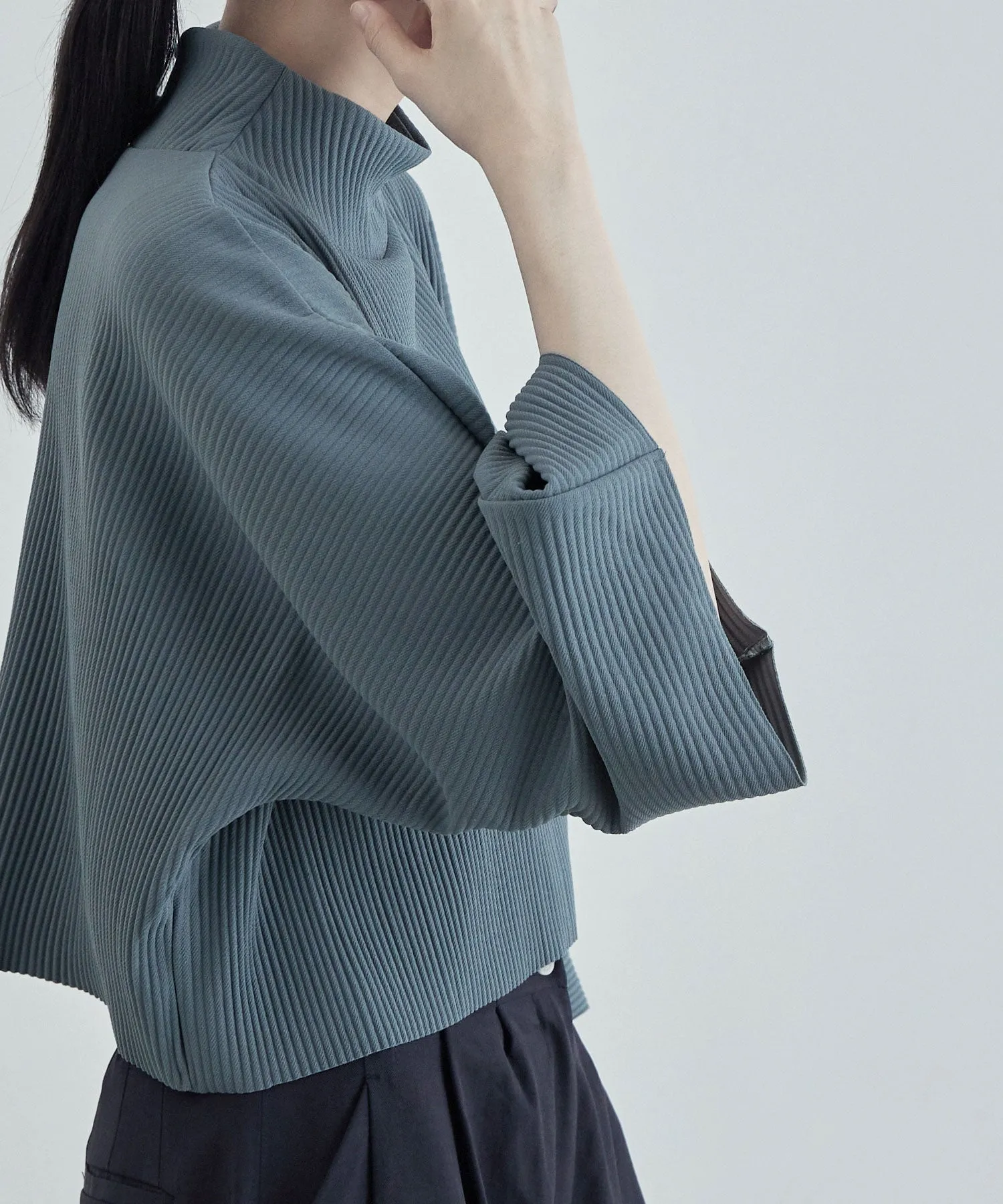 High-neck pleated short tops