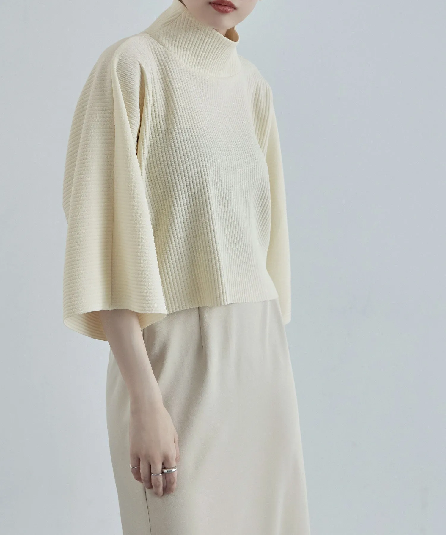 High-neck pleated short tops