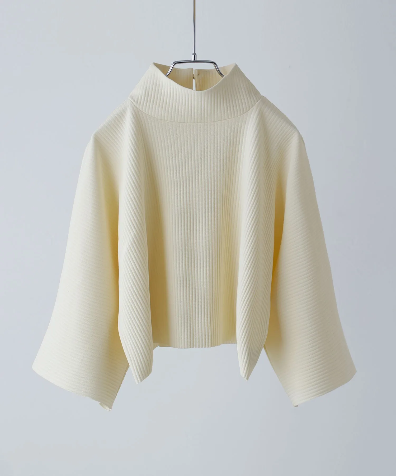 High-neck pleated short tops