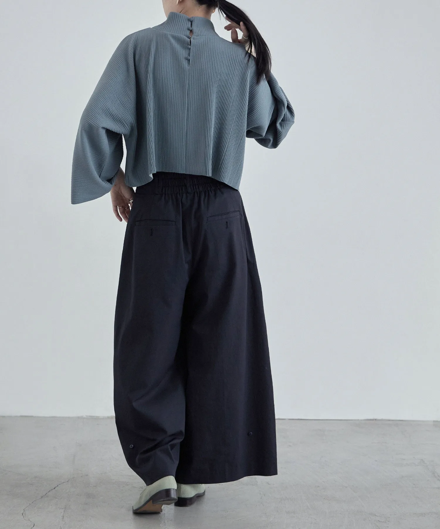 High-neck pleated short tops