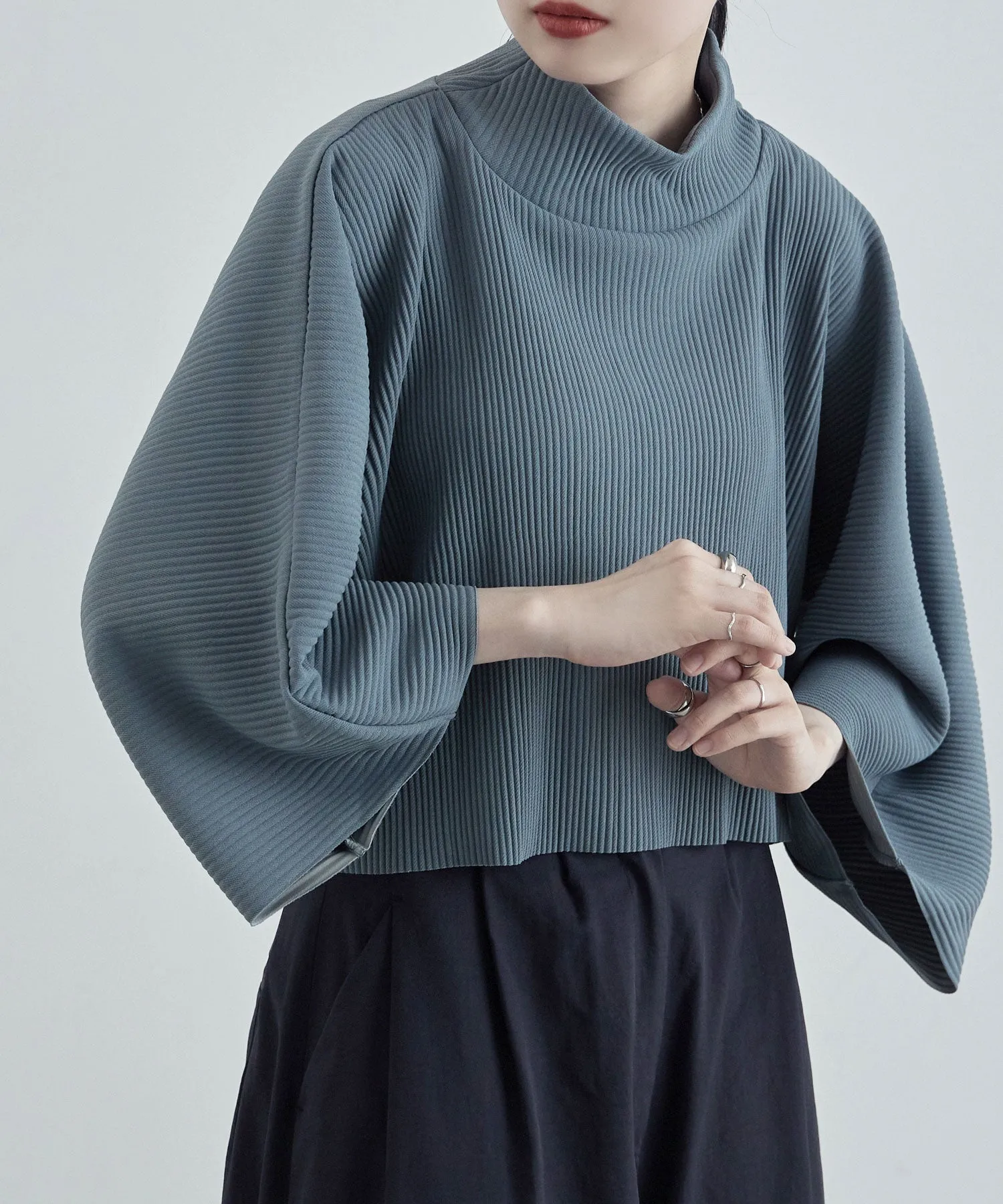 High-neck pleated short tops