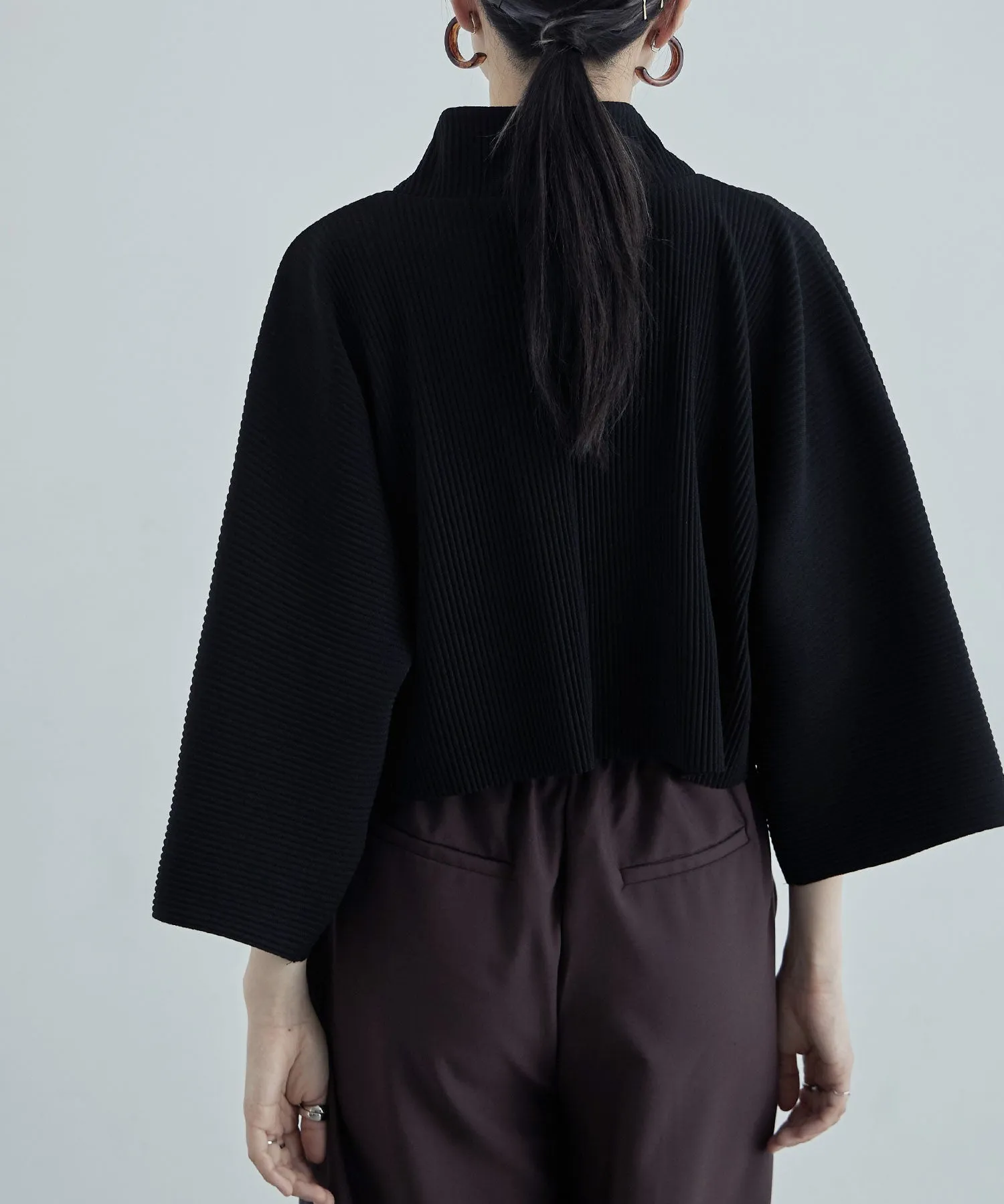 High-neck pleated short tops