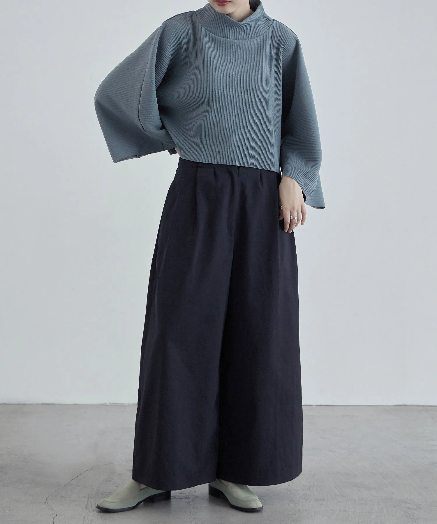 High-neck pleated short tops