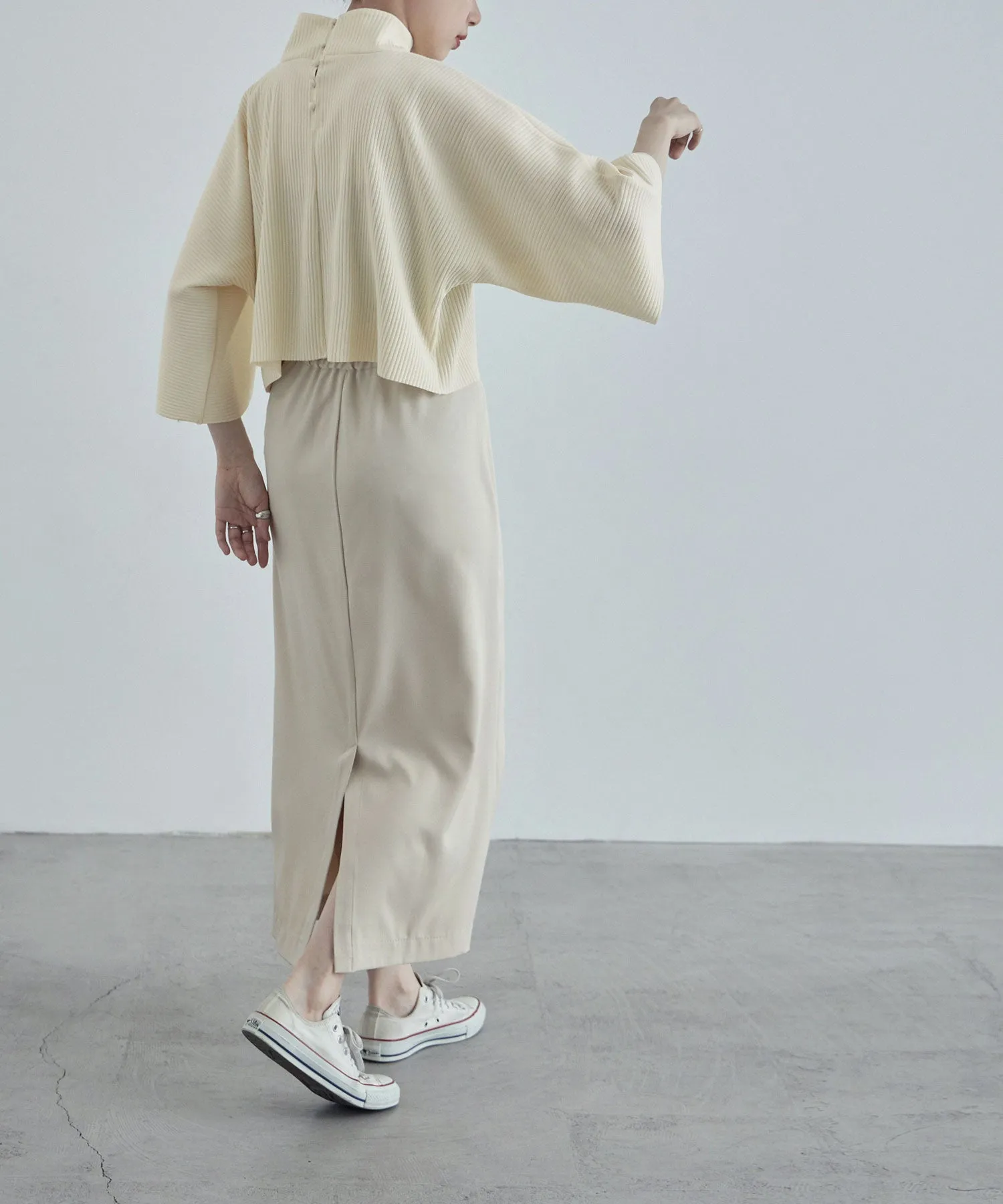 High-neck pleated short tops