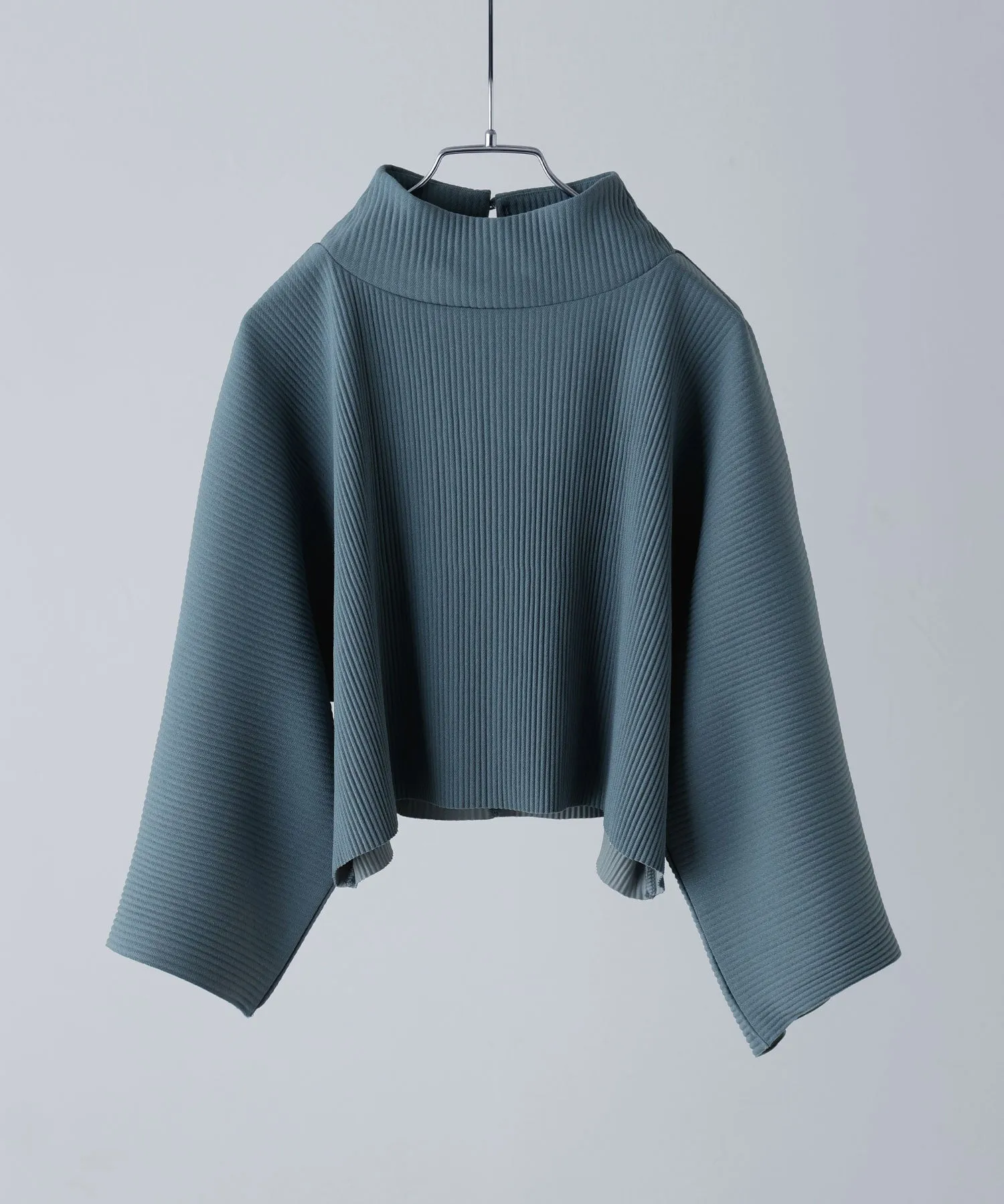 High-neck pleated short tops