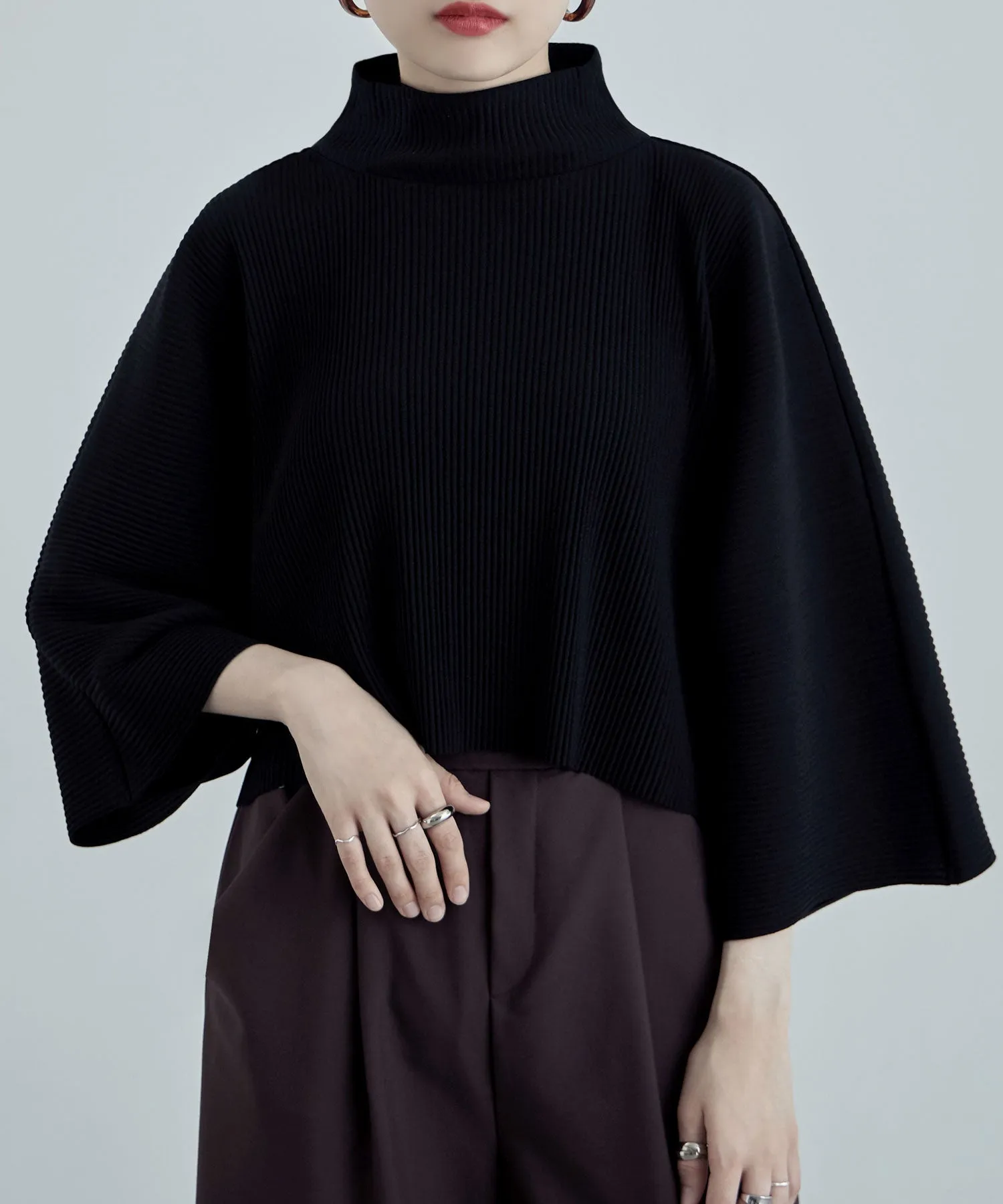 High-neck pleated short tops