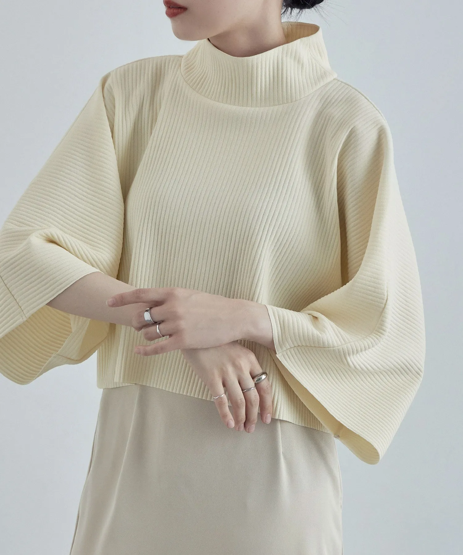 High-neck pleated short tops